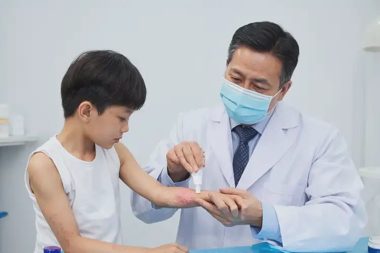 少兒手臂偶爾長(zhǎng)濕疹能夠徹底治愈嗎(圖3)