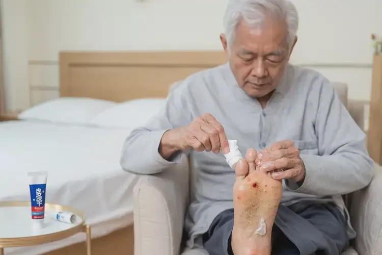 老人腳上經(jīng)常長濕疹能徹底自愈嗎(圖2)