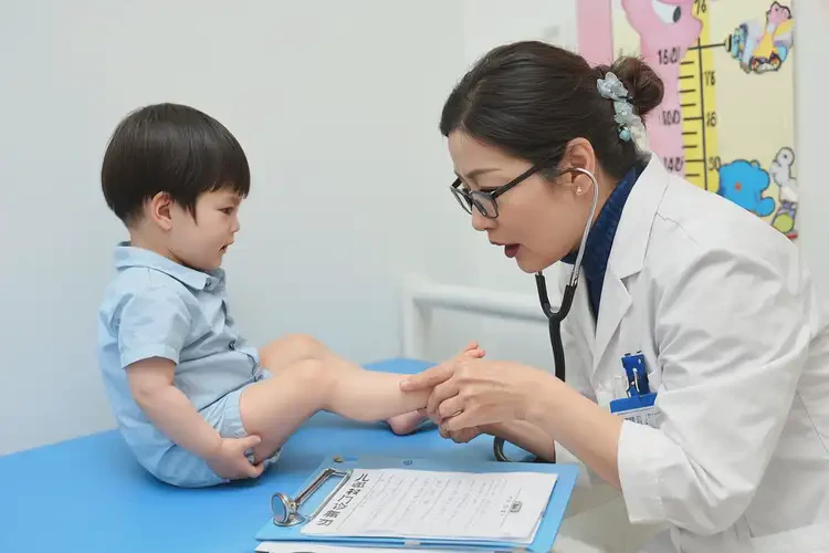 幼兒腳上長(zhǎng)濕疹不管它會(huì)自己好嗎(圖1)