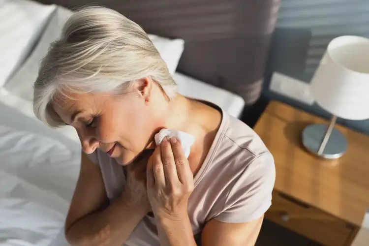 老年人脖子上起濕疹能夠徹底治愈嗎(圖2)