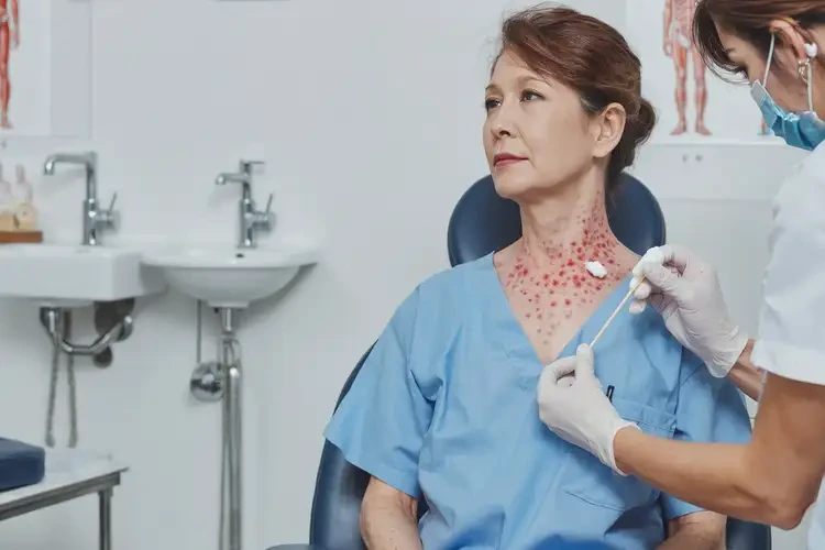 女生脖子上出現(xiàn)濕疹可以徹底自愈嗎(圖3)