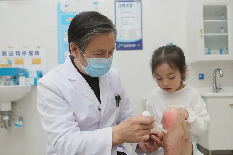 幼兒小腿上容易起濕疹能夠徹底治愈嗎(圖3)