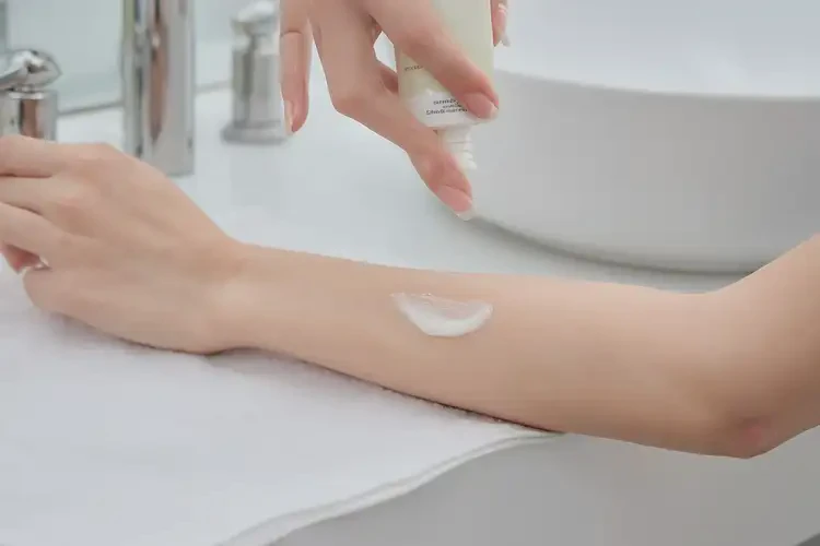 女生手臂偶尔起湿疹可以彻底自愈吗(图2)