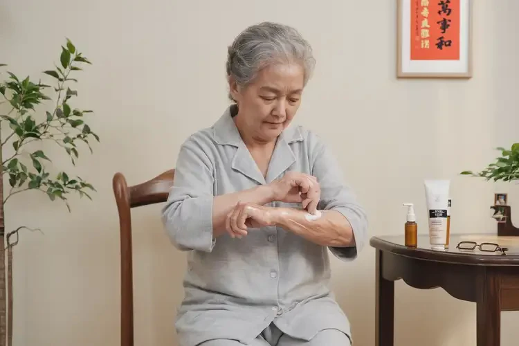 老人手臂出現(xiàn)濕疹可不可以徹底自愈(圖2)