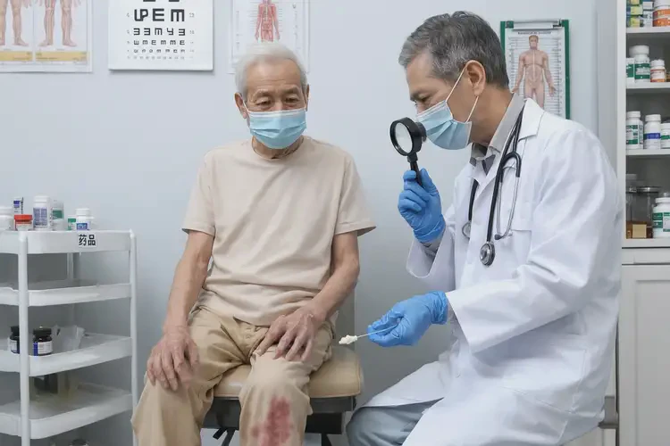 高龄老人大腿偶尔起湿疹不管它会自己好吗(图2)