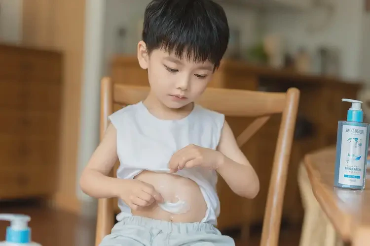 兒童肚子上出現(xiàn)濕疹能靠自己自愈嗎(圖2)
