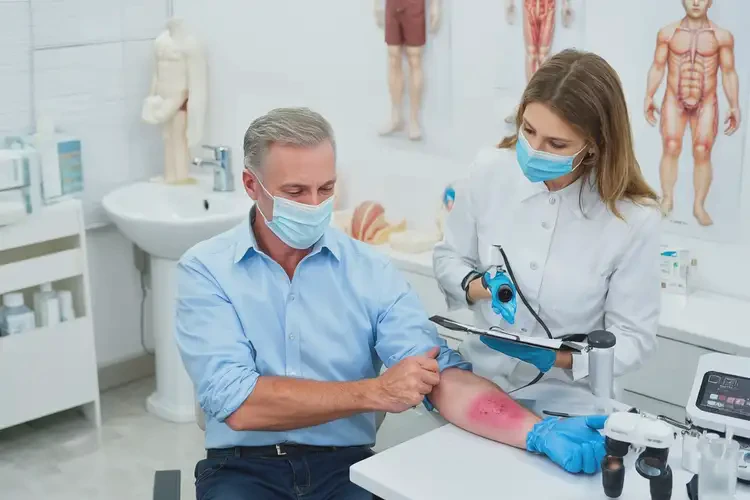 男性手臂上長濕疹能徹底自愈嗎(圖1)