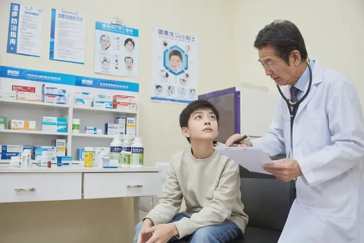 大学生脸上容易长湿疹不管它会自己自愈吗(图1)