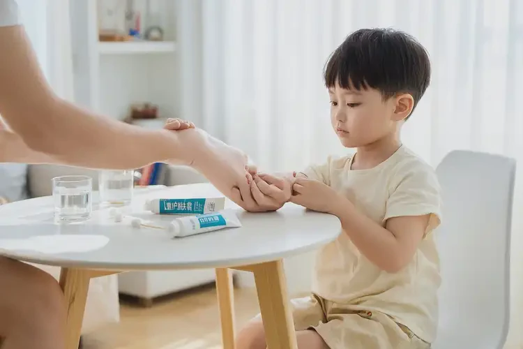 小孩手臂上容易起濕疹不管它會自己好嗎(圖3)