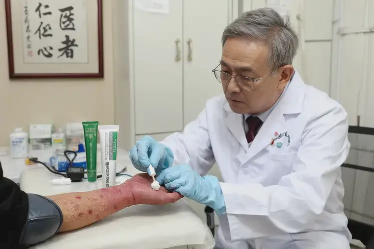 老年人手上出濕疹可以徹底自愈嗎(圖2)