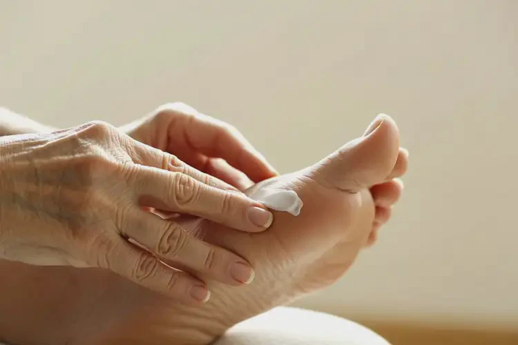 老年人腳上經(jīng)常起濕疹能夠徹底治愈嗎(圖1)