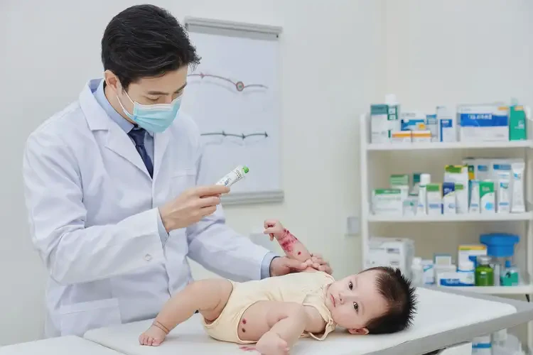 嬰幼兒手臂上出現(xiàn)濕疹不管它會自己痊愈嗎(圖2)