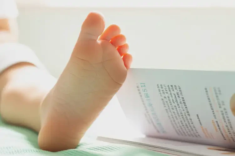 孩子脚上容易长湿疹能彻底自愈吗(图1)