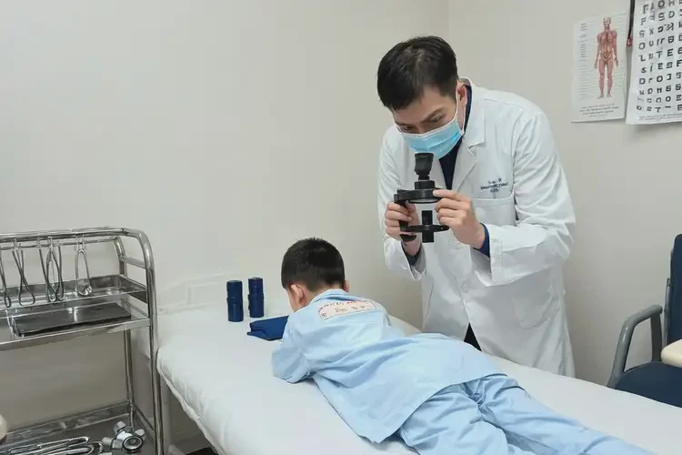 少儿屁股上偶尔起湿疹不管它会自己自愈吗(图1)