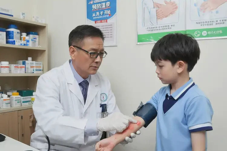 小學(xué)生手臂出濕疹可不可以徹底自愈(圖2)