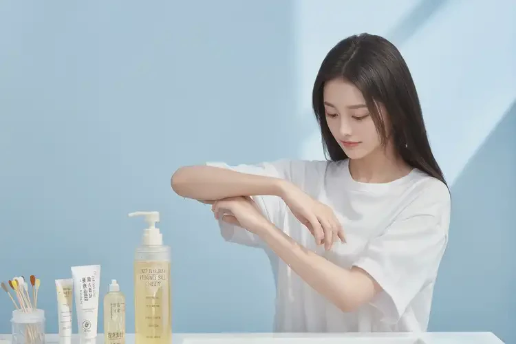 女生身上出現(xiàn)濕疹能徹底自愈嗎(圖2)