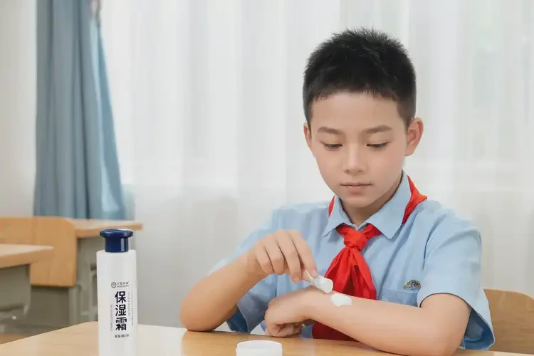 小學(xué)生手臂容易長濕疹不管它會自己痊愈嗎(圖2)