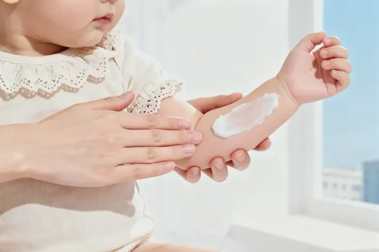 嬰兒四肢出濕疹不管它會(huì)自己痊愈嗎(圖2)