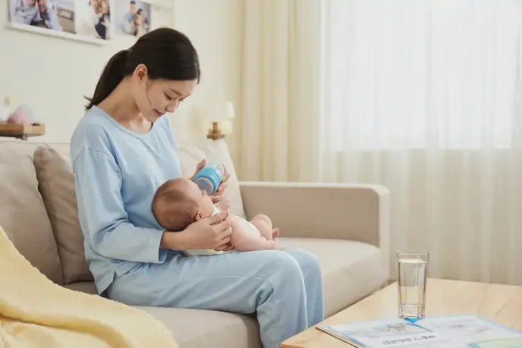 新生兒手上出現(xiàn)濕疹不管它會(huì)自己痊愈嗎(圖1)