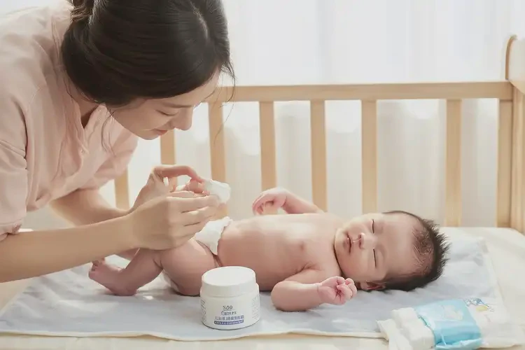 新生兒脖子上起濕疹能夠徹底治愈嗎(圖2)