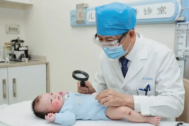 嬰幼兒臉上偶爾起濕疹不管它會自己好嗎(圖2)