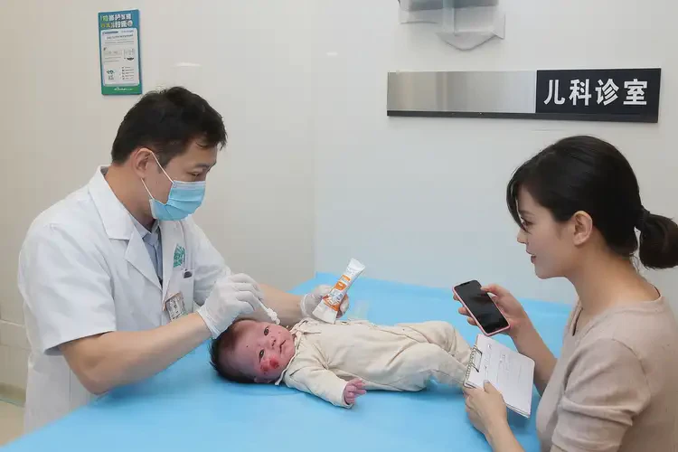 新生兒面部長濕疹可不可以徹底自愈(圖1)