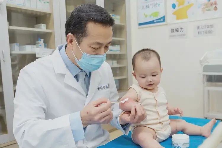 寶寶腳上出現(xiàn)濕疹不管它會自己自愈嗎(圖3)