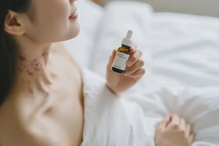 女生脖子偶爾長(zhǎng)濕疹能夠徹底治愈嗎(圖2)