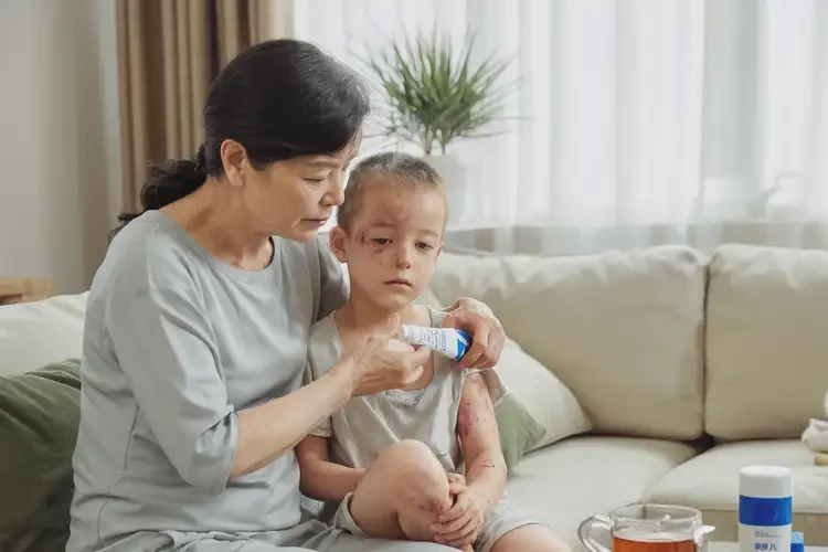 小儿脖子上有湿疹能靠自己自愈吗(图2)