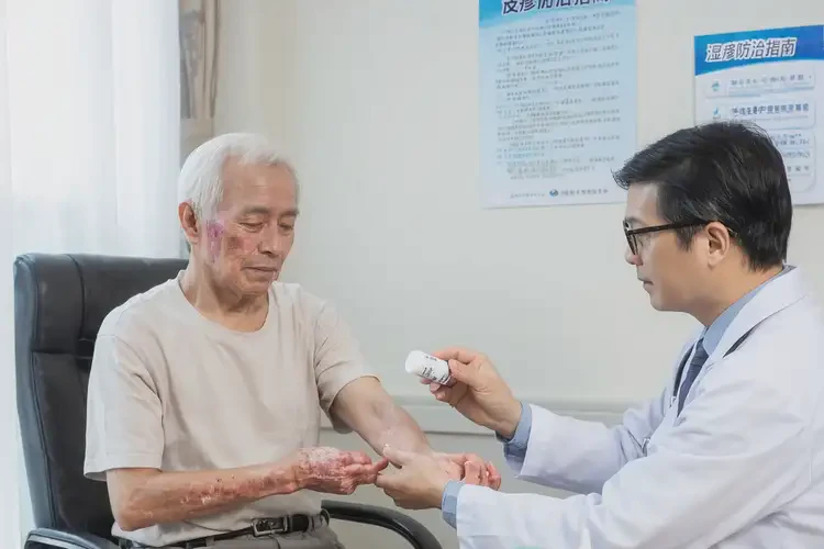 老人手上出現(xiàn)濕疹能靠自己自愈嗎(圖2)