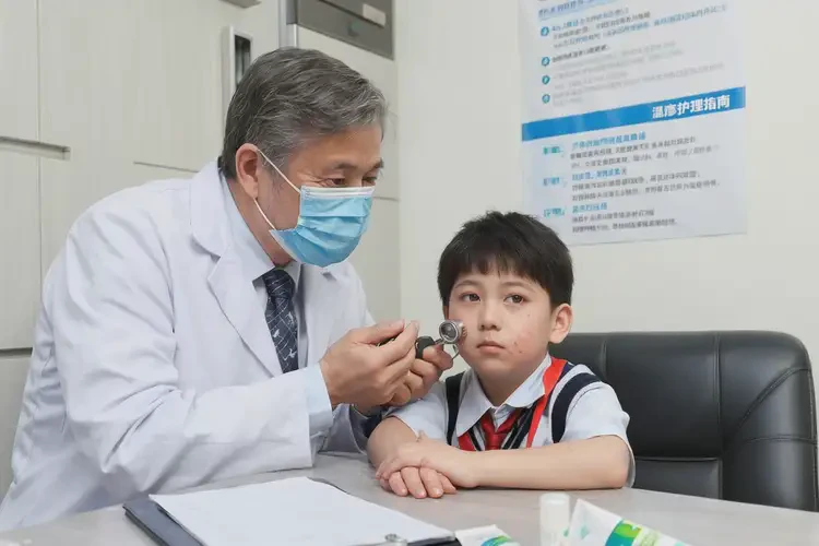 小學生臉上偶爾長濕疹不管它會自己好嗎(圖1)