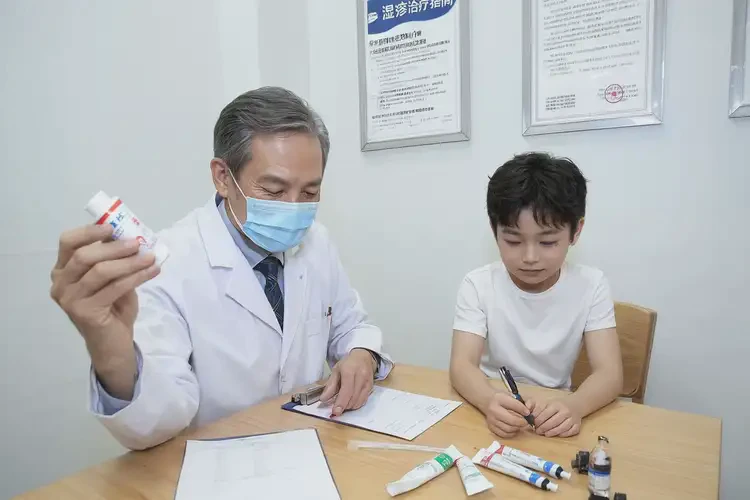 孩子腳上有濕疹能靠自己自愈嗎(圖2)