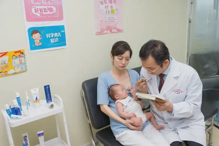 哺乳期媽媽脖子上經(jīng)常起濕疹不管它會(huì)自己痊愈嗎(圖3)