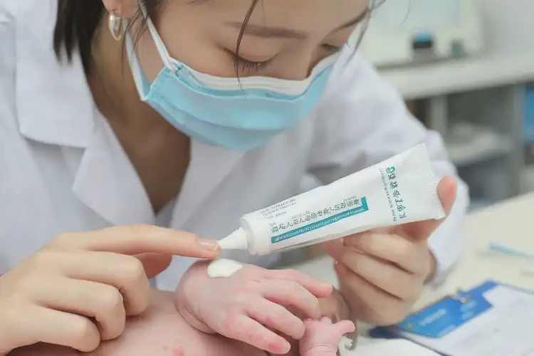 新生兒手上出現(xiàn)濕疹不管它會(huì)自己痊愈嗎(圖2)