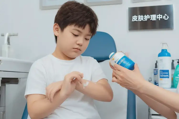 兒童手臂上起濕疹不管它會自己好嗎(圖2)