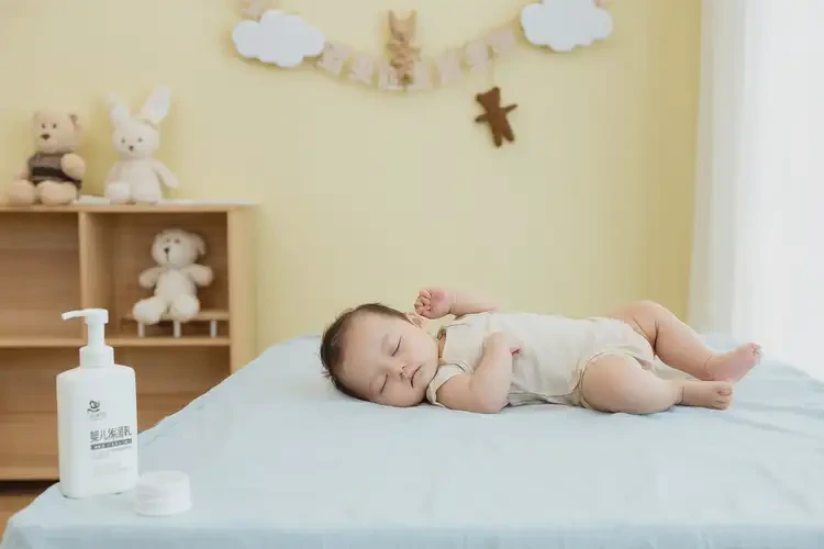 嬰兒臉上出濕疹不管它會自己好嗎(圖2)