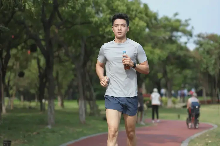 青年人脖子偶爾長(zhǎng)濕疹能夠徹底治愈嗎(圖1)