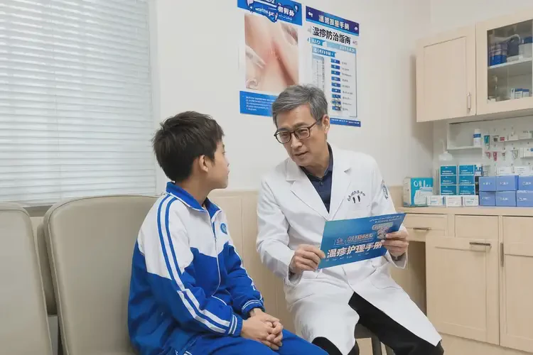 中學生手臂上長濕疹不管它會自己好嗎(圖1)