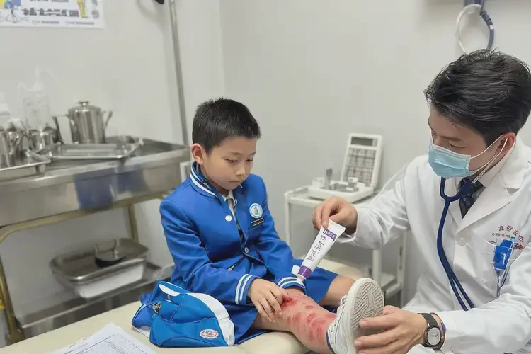 小學(xué)生小腿上容易起濕疹可以徹底自愈嗎(圖3)