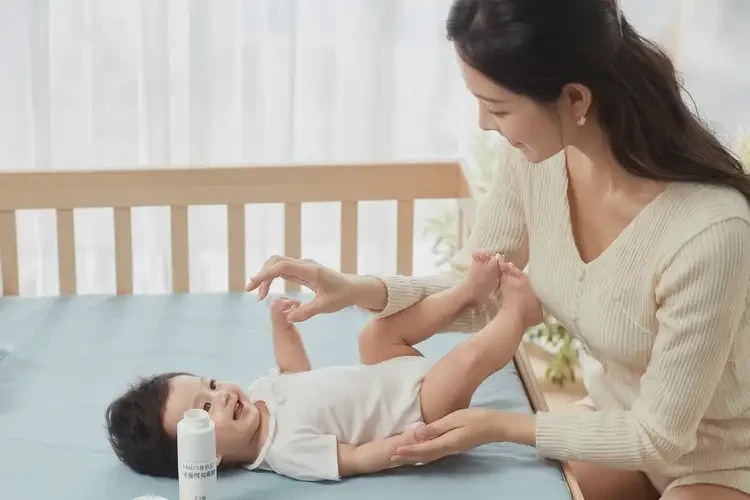 嬰兒脖子上出現(xiàn)濕疹不管它會(huì)自己好嗎(圖3)