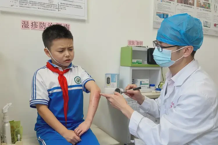 小學(xué)生大腿上偶爾長濕疹不管它會(huì)自己痊愈嗎(圖2)