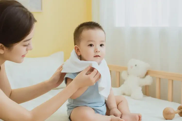 婴幼儿脖子出现湿疹可不可以彻底自愈(图1)