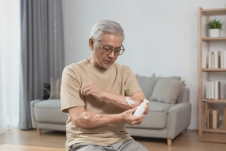 老年人手臂上偶爾起濕疹不管它會(huì)自己痊愈嗎(圖2)