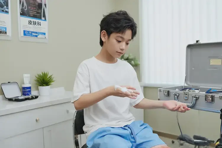 青少年小腿上偶爾起濕疹不管它會自己痊愈嗎(圖1)