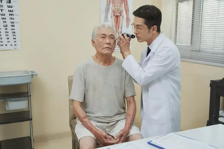 高齡老人臉上偶爾長濕疹不管它會自己痊愈嗎(圖1)