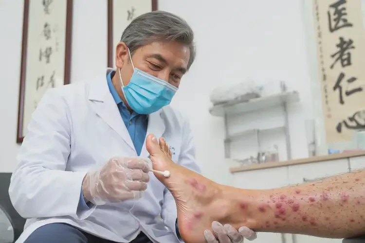 老人腳上容易長(zhǎng)濕疹可以徹底自愈嗎(圖3)