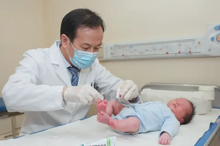 新生兒腳上經(jīng)常長濕疹能夠徹底治愈嗎(圖3)