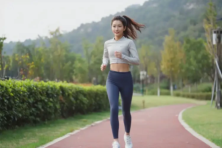 女性脖子上容易起濕疹不管它會自己痊愈嗎(圖1)