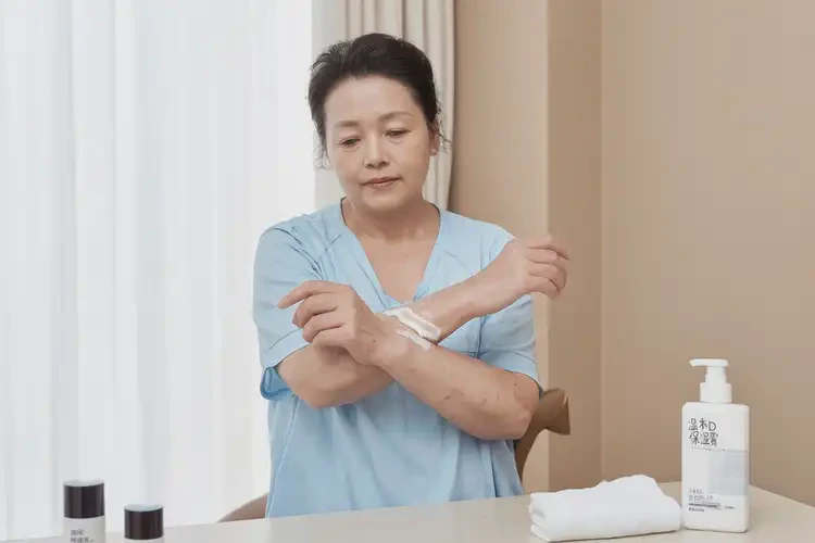 女人手臂長(zhǎng)濕疹能夠徹底治愈嗎(圖1)