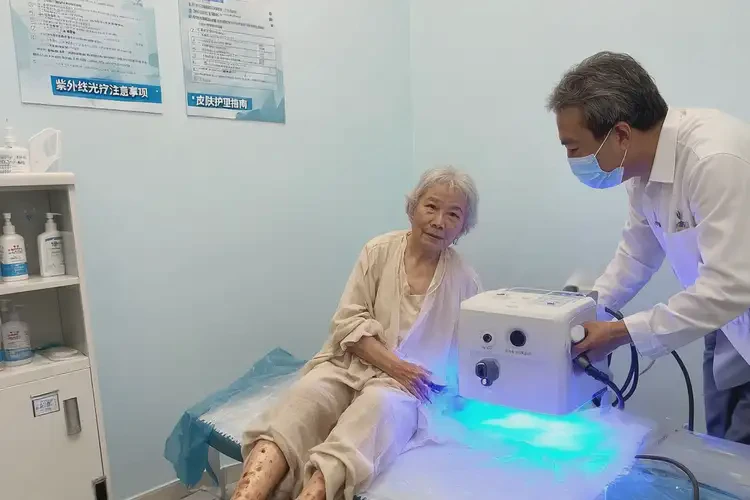 老人大腿上長(zhǎng)濕疹能夠徹底治愈嗎(圖1)